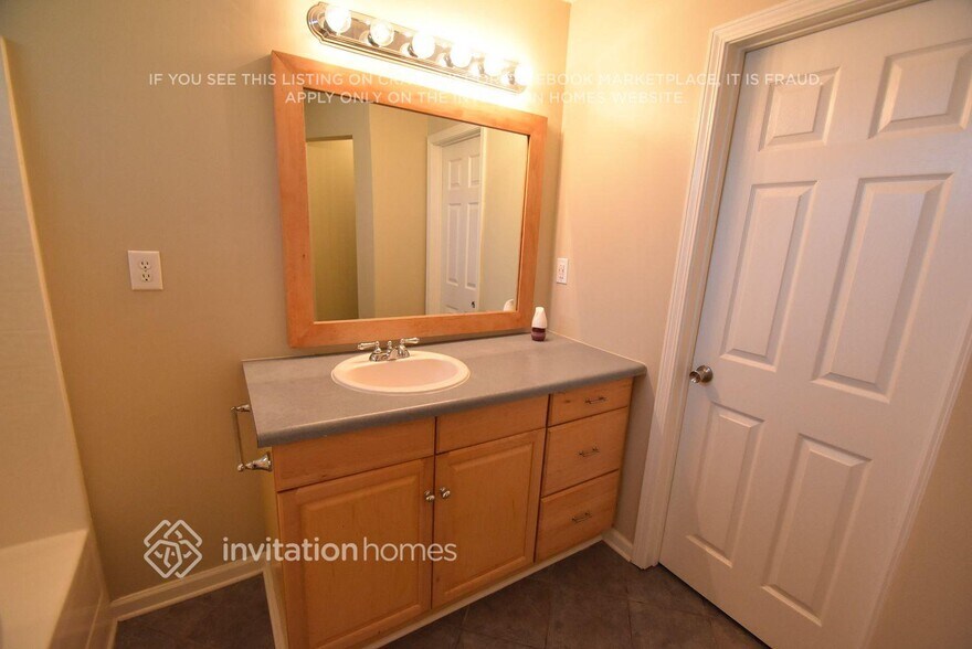 Building Photo - 1725 Stoneoak Cir