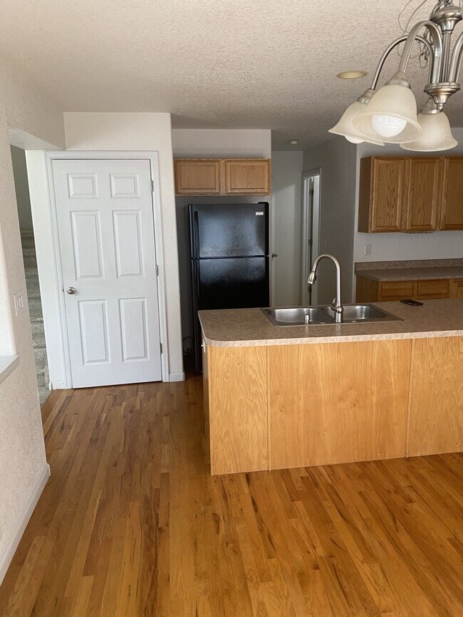 Building Photo - AVAILABLE SEPTEMBER! Charming Townhome in ...