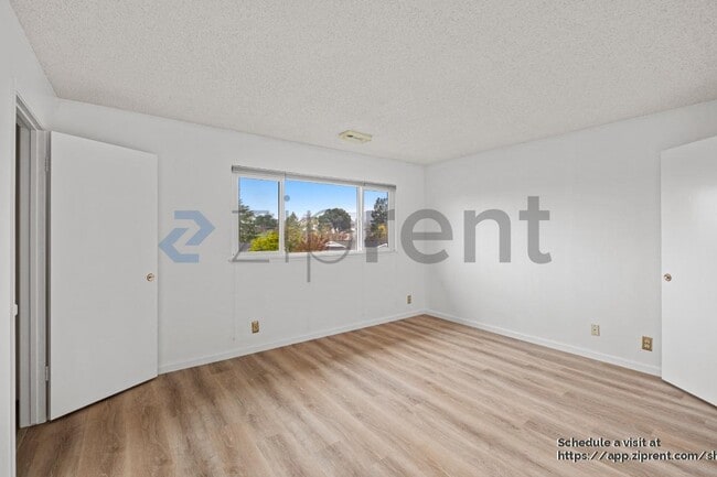 Building Photo - 60 Deerhaven Pl