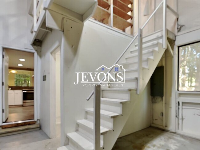 Building Photo - Charming 3-bedroom single-family home with...