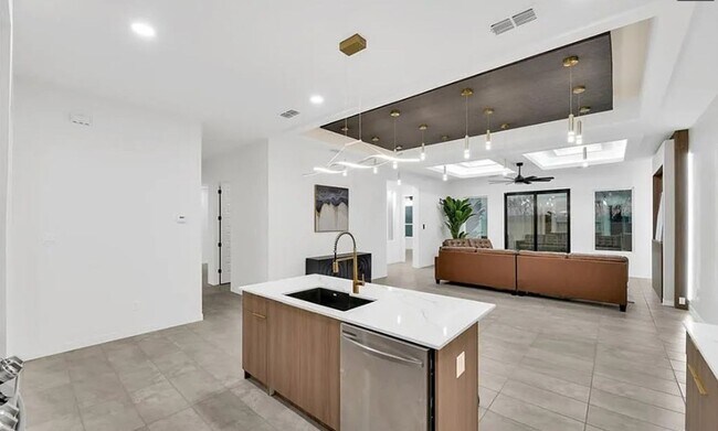 Building Photo - Luxury Living in Hyde Park – Edinburg/McAl...