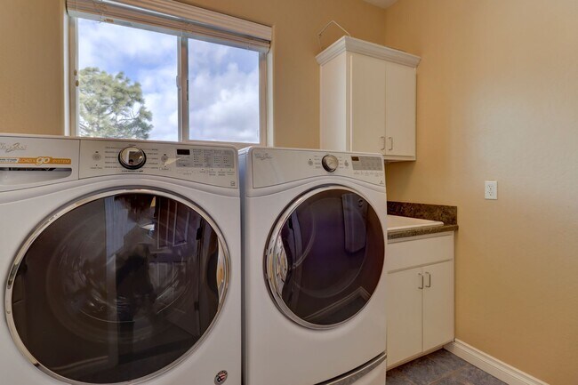 Building Photo - Incredible Home with Lake Views!