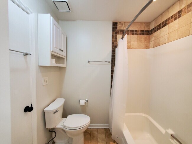 Building Photo - "Charming 2-Bed Townhouse Retreat with Modern Comforts in Hendersonville!"