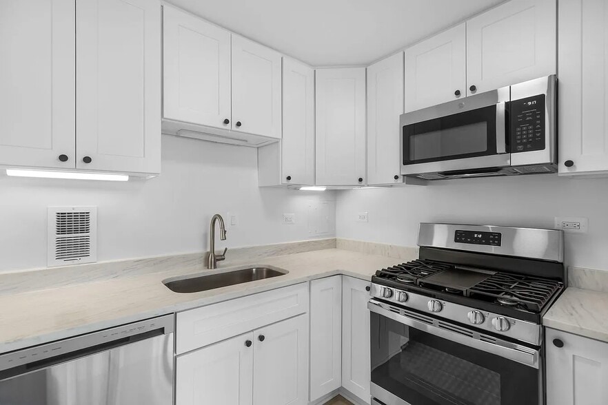 Kitchen - 5851 Quantrell Ave