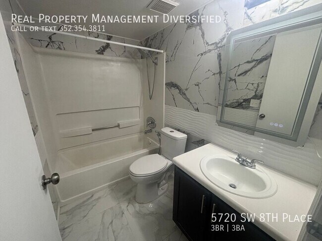 Building Photo - 5720 SW 8th Pl