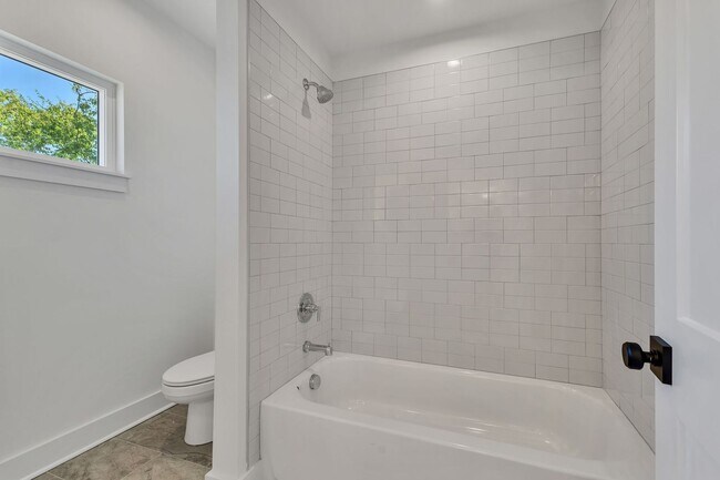 Building Photo - 5917 Robertson Ave