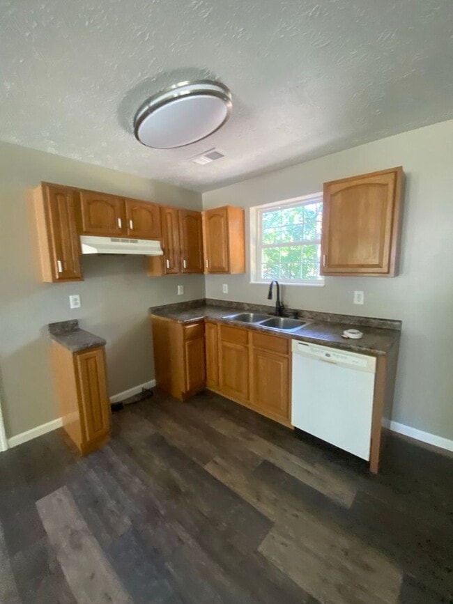 Building Photo - 3 bedroom 2 bath home