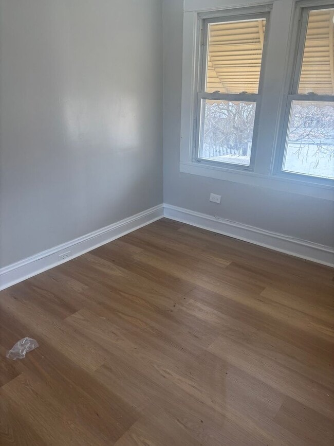 Building Photo - Single Cleveland East Side Section 8/Cash Pay