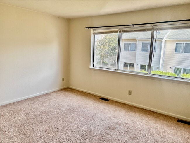 Building Photo - 2 bedroom/1.5 bathroom- The Midlands