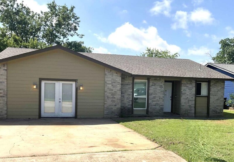 Primary Photo - 2370 Chisholm Trail Rd