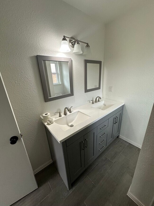 Building Photo - AVAILABLE NOW!! NEWLY REMODELED