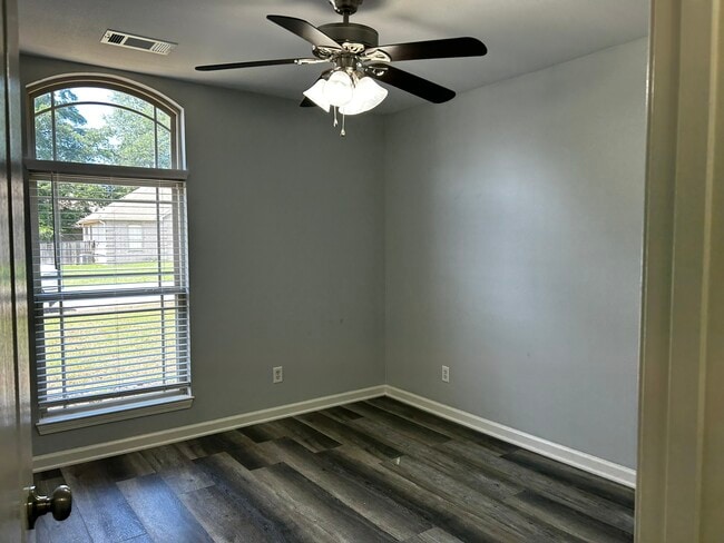 Building Photo - 210-210 Hidden Meadows Dr