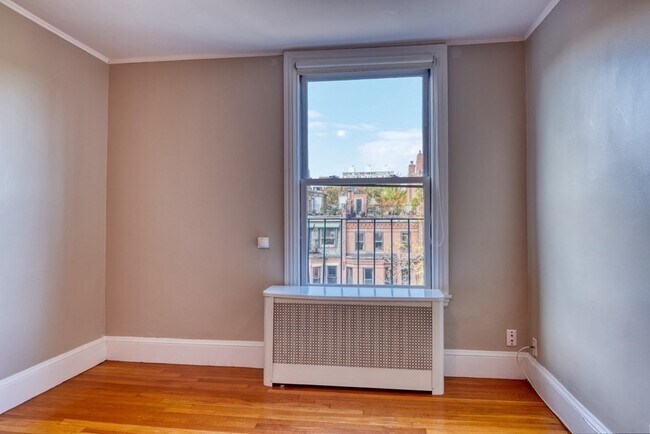Building Photo - 229 Newbury St