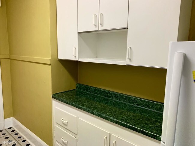 Building Photo - 2106 Surrey Rd