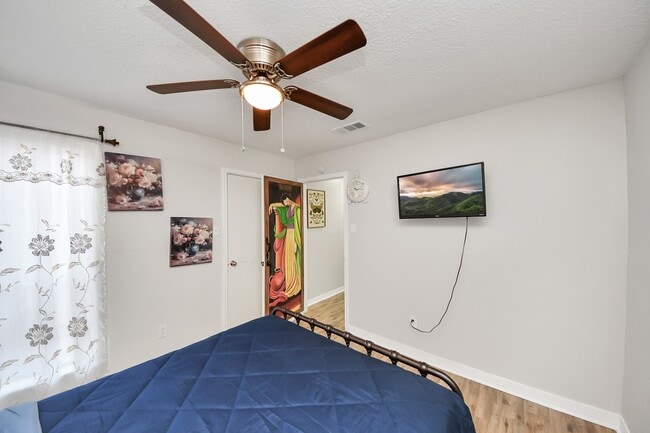 Building Photo - 15715 Creekhaven Dr