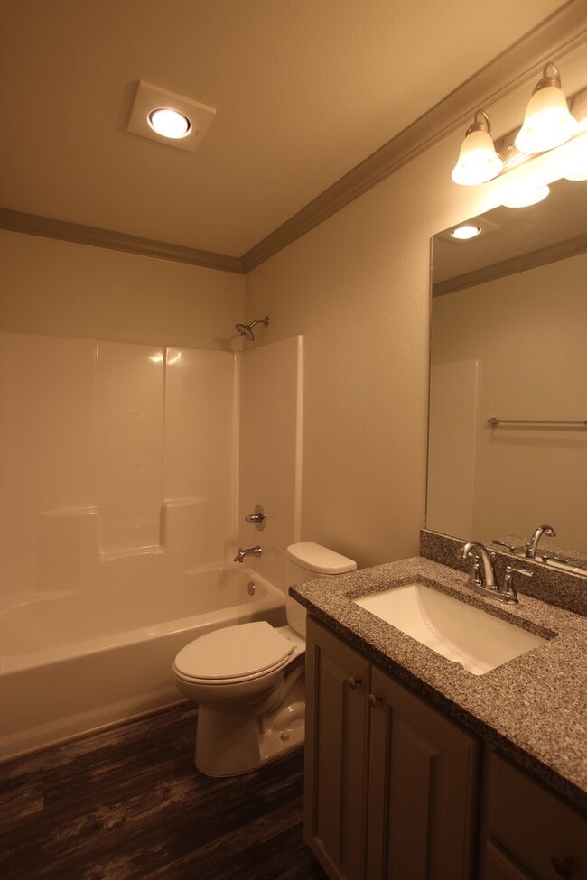 Building Photo - Beautiful 3 Bedroom 2 Bathroom Townhouse i...
