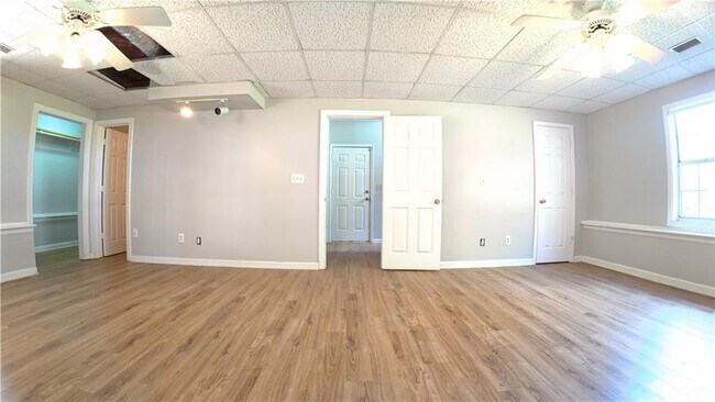 Building Photo - 2575 Overlake Dr