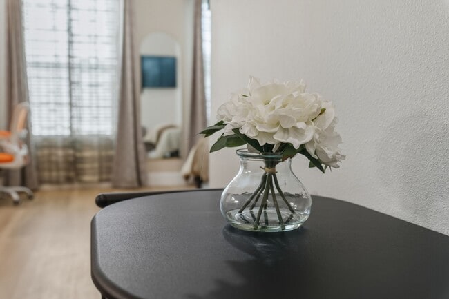 Building Photo - 4231 Elmwood St