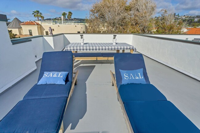 Building Photo - Gorgeous ocean view home at Windansea Beach!