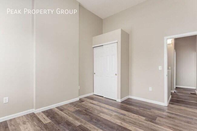 Building Photo - 1359-1365 Summit Street-1363 Summit Street