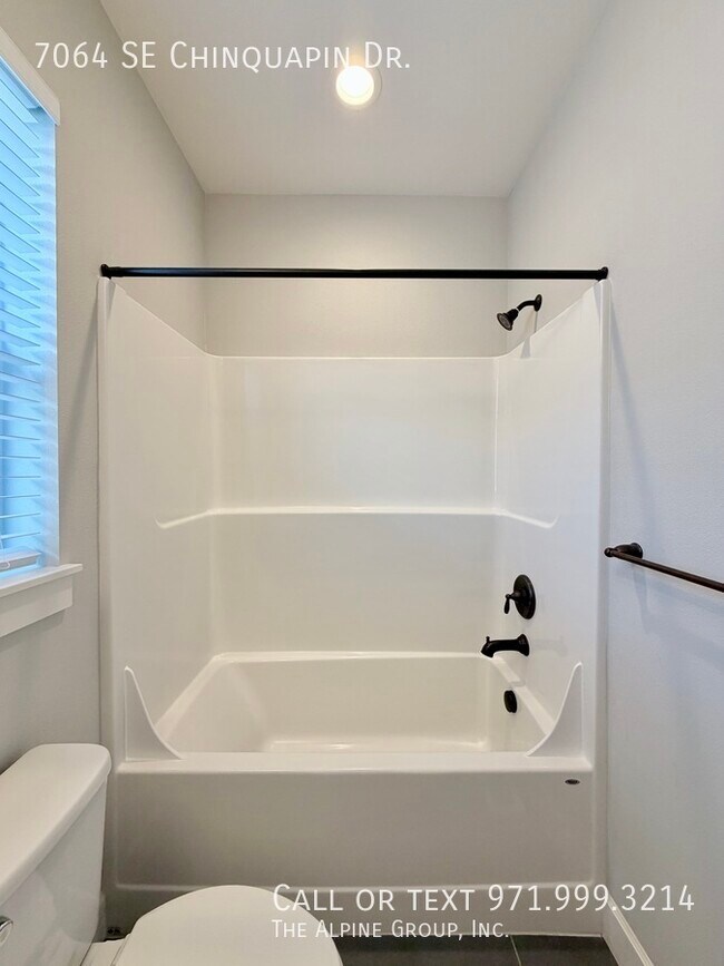 Building Photo - 7064 SE Chinquapin Dr