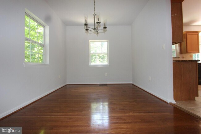 Building Photo - 406 Round Table Dr