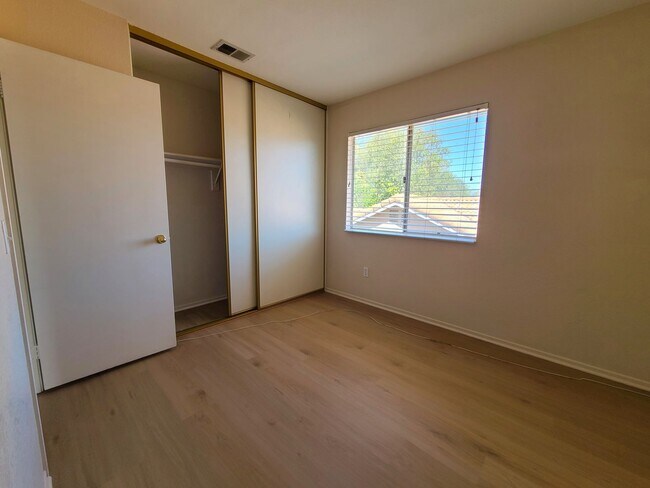 Building Photo - Two-Story 4-Bedroom Home in San Bernardino!