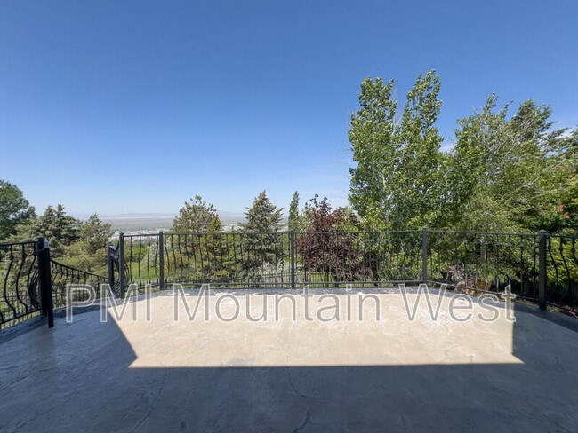Building Photo - 49 E Fairway Dr