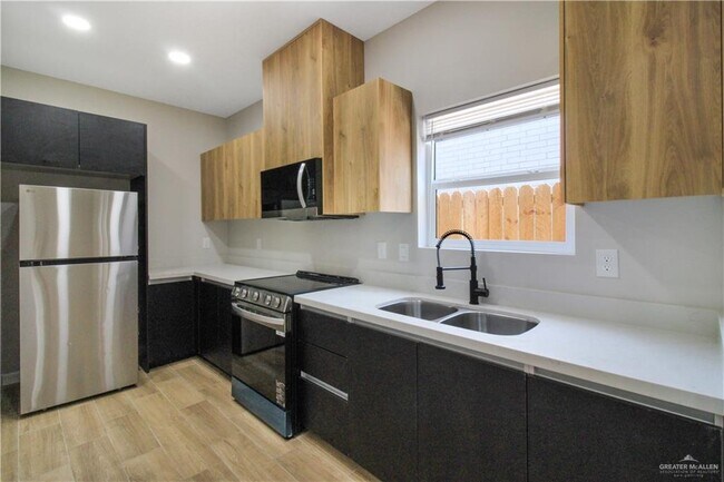 Building Photo - 810 Athol St