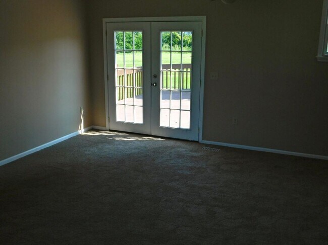 Building Photo - 5 acres and a Large 6 bedroom house. Extra garages and sheds.