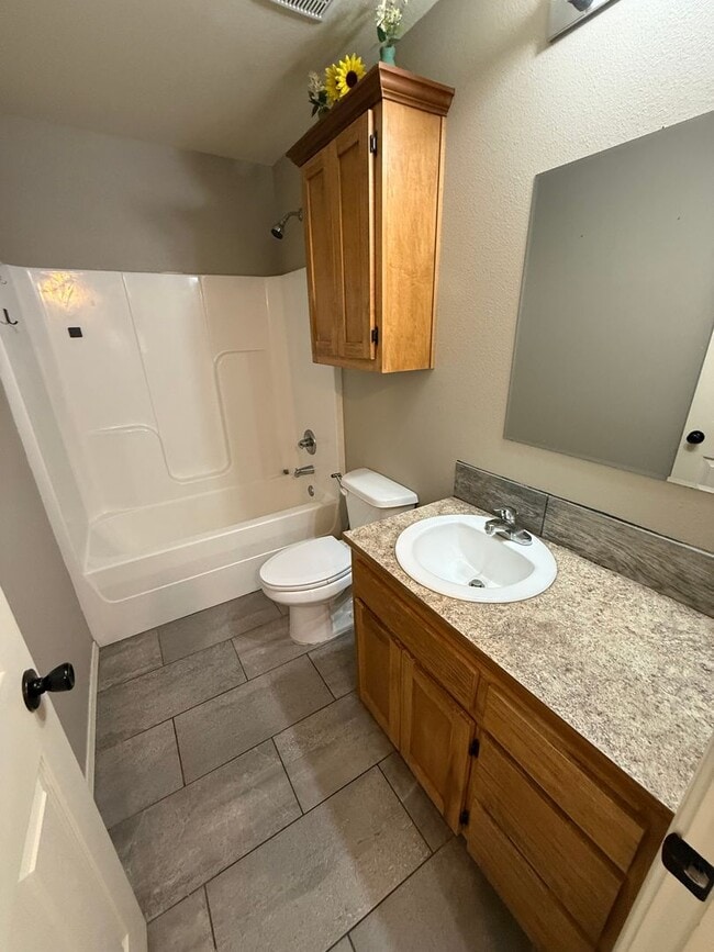 Building Photo - 2 Bed 1 Bath House, Total Electric, Yard Care Included.