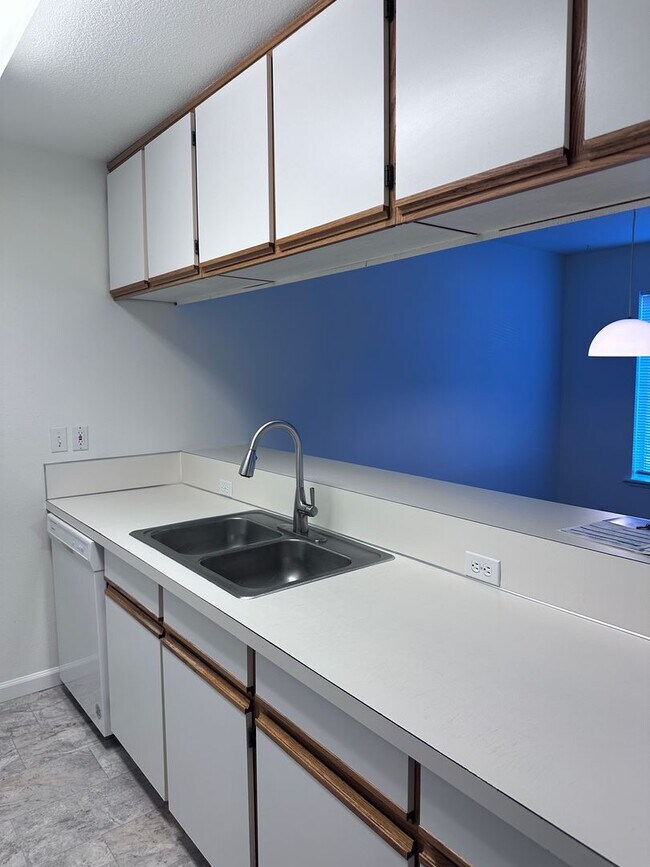 Building Photo - NE Bend Rental Near St. Charles Hospital | 2 Bed, 1 Bath | Off-Street Parking | 97701