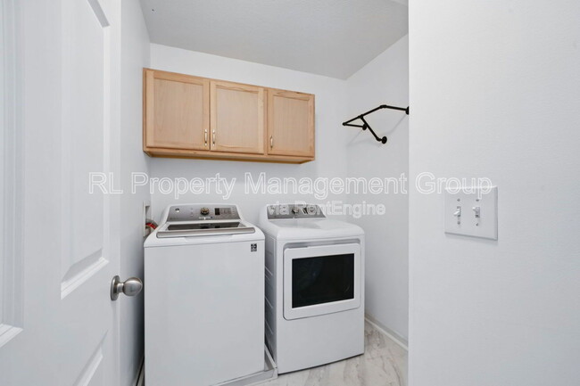 Building Photo - 646 Grove Cir