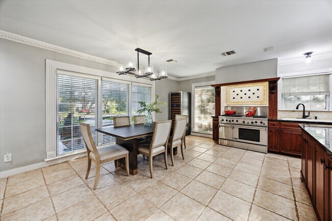 Building Photo - 718 Garden Oaks Blvd