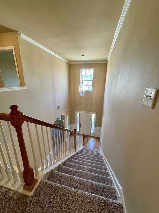 Building Photo - This beautiful 4-bedroom, 2.5-bath home Move-in ready and is waiting for you!