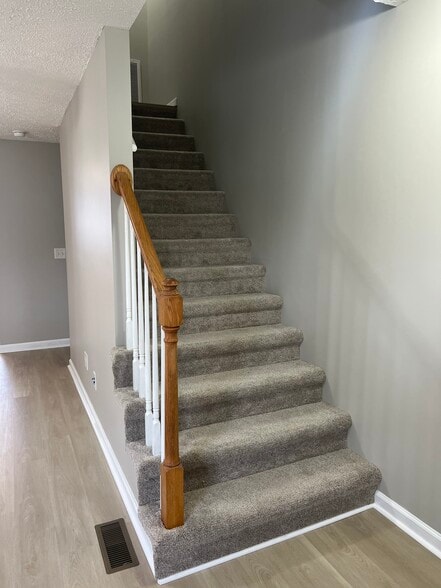 Building Photo - 577 Beaverview Dr