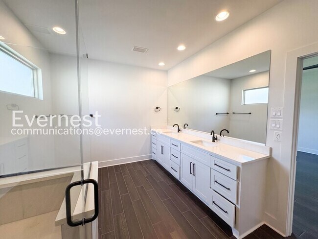 Building Photo - 3 Bed, 2 Bath Home with Fenced Yard & Garage / Available Now!