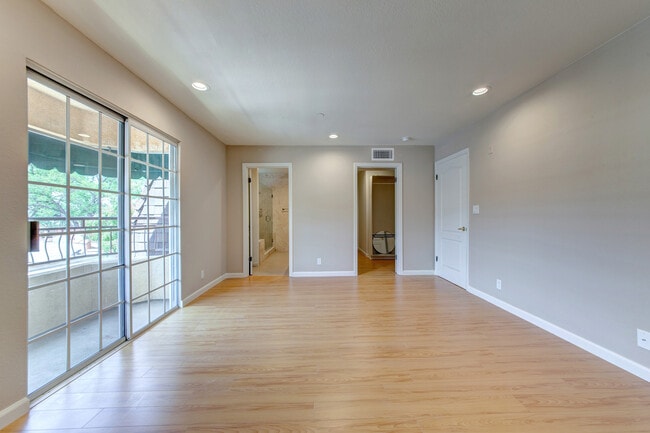Building Photo - 604 W Wilson Ave