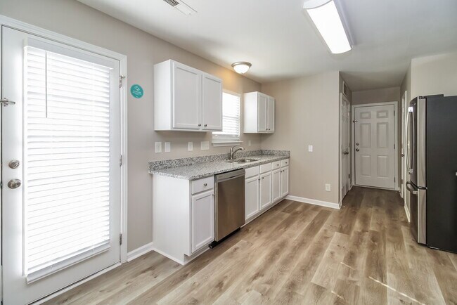 Building Photo - 1220 Maple Ridge Dr