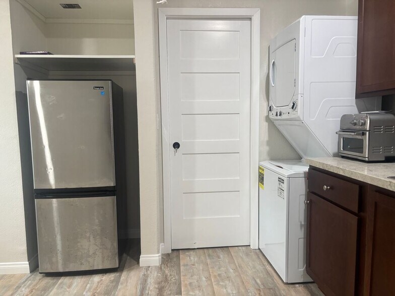 Building Photo - 829 Kostner Dr