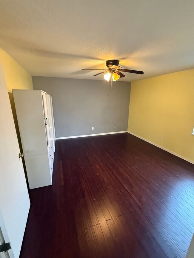 Building Photo - Fantastic Centrally Located Condo