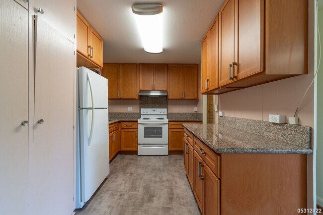Building Photo - IMMACULATE AND CLEAN 3BR/1.5BA WITH 2 BONU...
