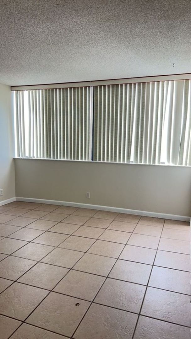 Building Photo - 4715