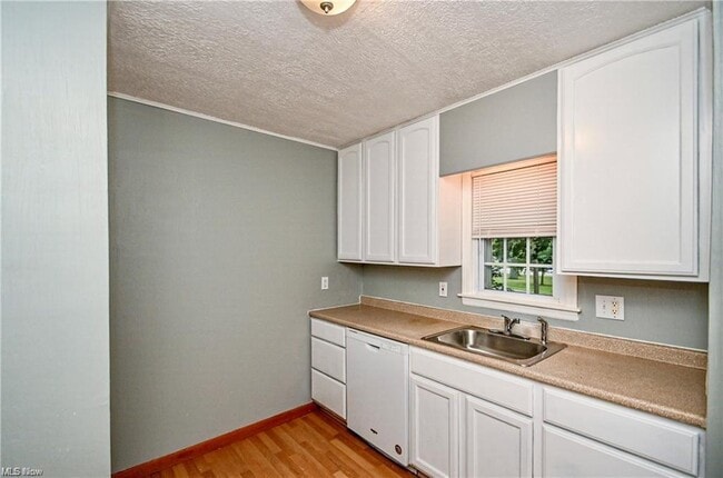 Building Photo - 1699 Sunset Ave