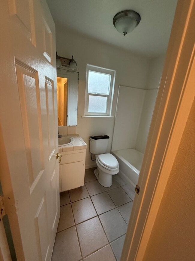 Building Photo - Charming 3 bedroom 2 bathroom home located in Corcoran