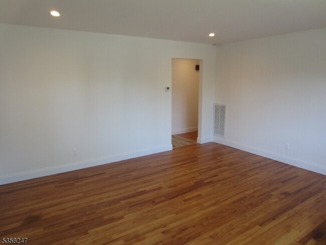 Building Photo - 423 Leonhardt Dr