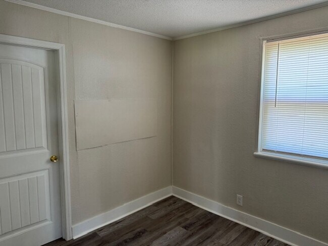 Building Photo - MOVE IN READY!! BACK ON THE MARKET!!