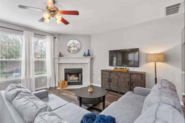 Building Photo - 3917 Links Ln