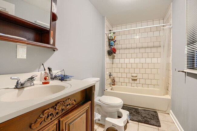 Building Photo - 304 Collins Ave