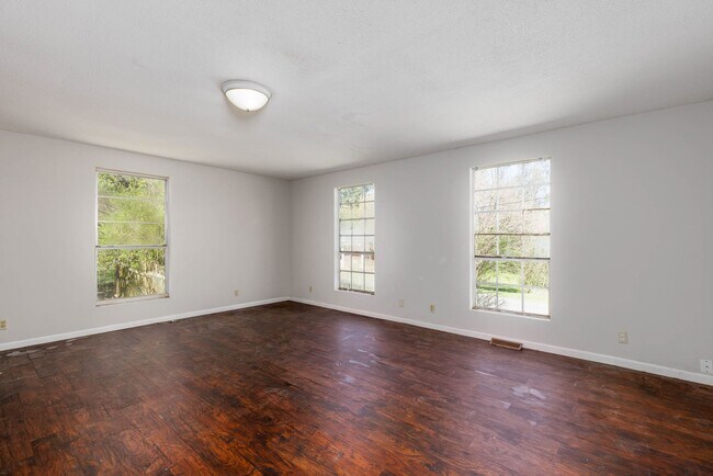 Building Photo - 4 Bedroom, 2 Bathroom in Adamsville